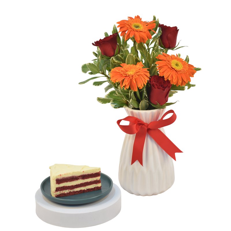 Ferns n Petals Gorgeous Arrangement With Sliced Cake